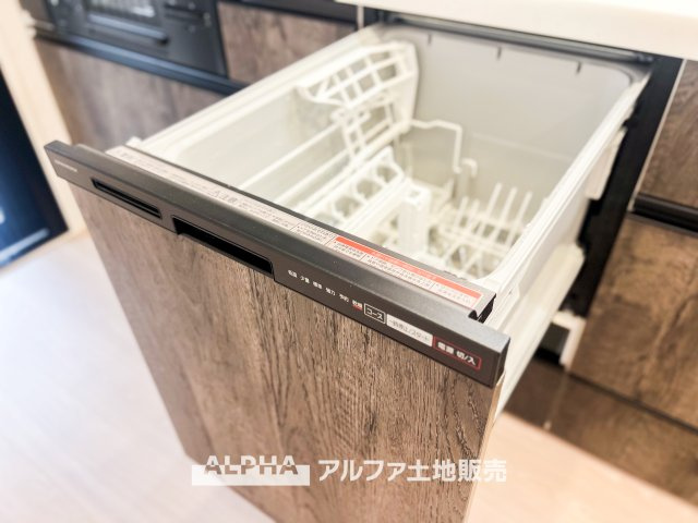 マイキャッスル立川エクセレントステージのキッチン|便利な食洗機付きシステムキッチンで、家事がスムーズに。使いやすさを重視したデザインが、毎日の料理を快適にサポートし、時間を有効活用できます。