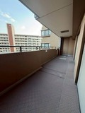 【バルコニー】 | JGMヴェルデ板付中央公園前 | 南東向きの大型バルコニーは陽当り良好で、たっぷりのお洗濯物もよく乾きます