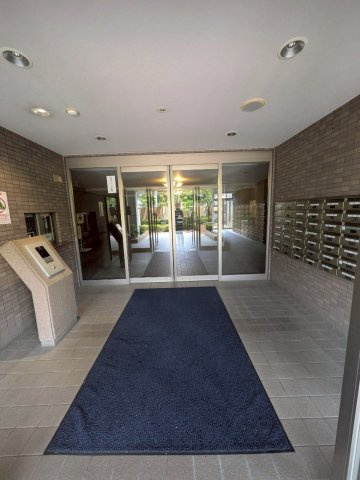 【エントランス】 | JGMヴェルデ板付中央公園前 | エントランスはシンプルながら優美な雰囲気を醸し出し、お住まいの方を心地よくお迎えします