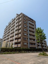 【外観】 | JGMヴェルデ板付中央公園前 | ららぽーと福岡まで徒歩圏内なので渋滞知らずでお買い物に行けます。小学校が近いのも嬉しいポイントです