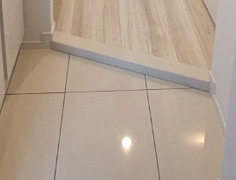 レアライズ両国 の玄関