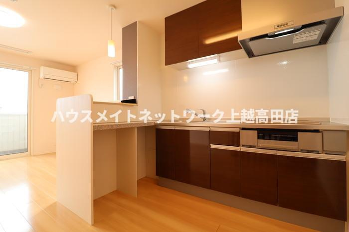 ルミナーレのキッチン|対面キッチン（IHクッキングヒーター付）（参考同型205号室室内写真）