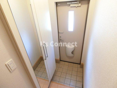 【玄関】 | コウノス　ハウス　Ⅱ | 背の高い下駄箱には鏡付きで身だしなみチェック。