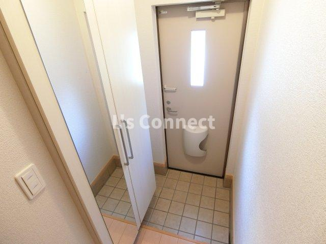 【玄関】 | コウノス　ハウス　Ⅱ | 背の高い下駄箱には鏡付きで身だしなみチェック。