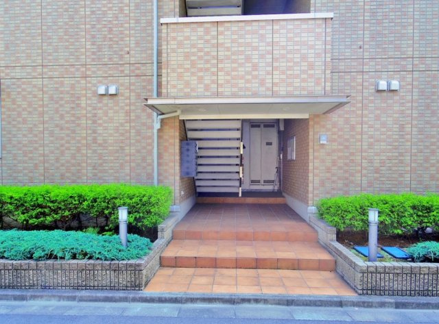 西東京市中町４丁目のアパートのエントランス