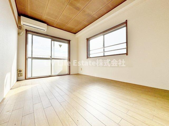 小峯ビルの洋室