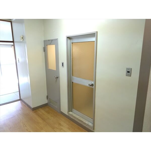 東海伸銅ビルの玄関