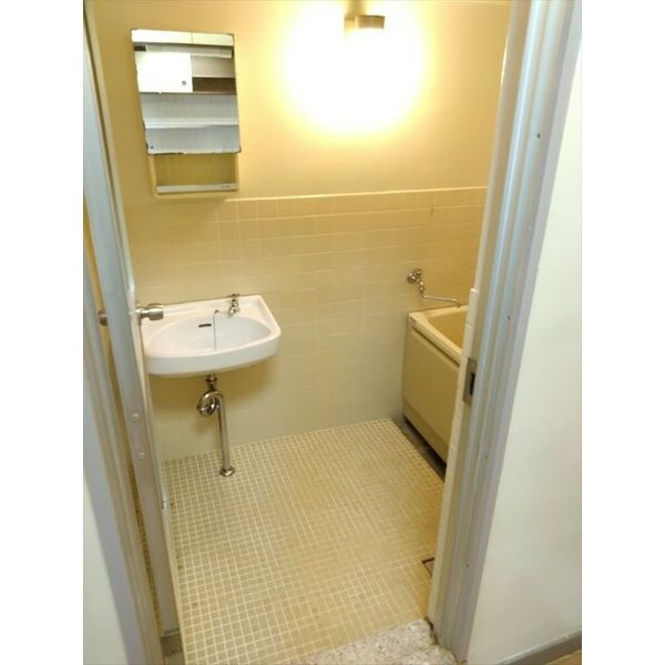 東海伸銅ビルのシャワールーム