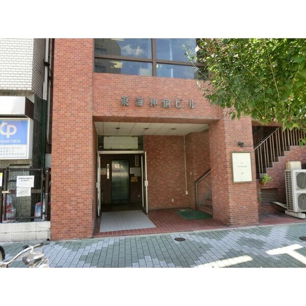 東海伸銅ビルのエントランス