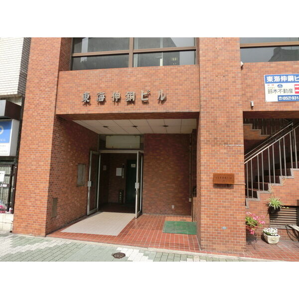 東海伸銅ビルのエントランス