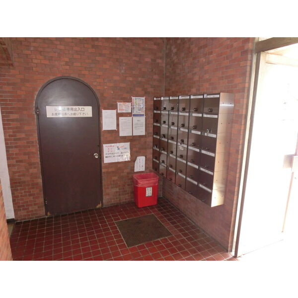 東海伸銅ビルのエントランス