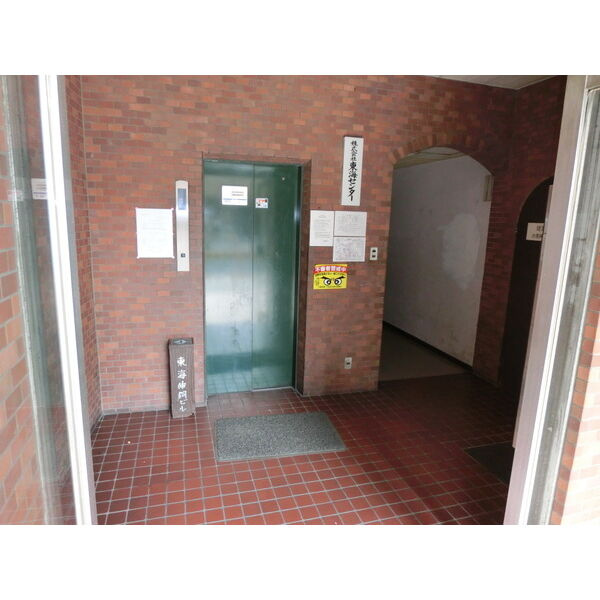 東海伸銅ビルのエントランス