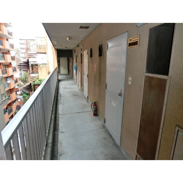 東海伸銅ビルのロビー