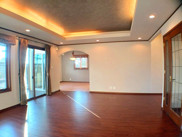 住吉山手戸建の居間・リビング|床暖房付