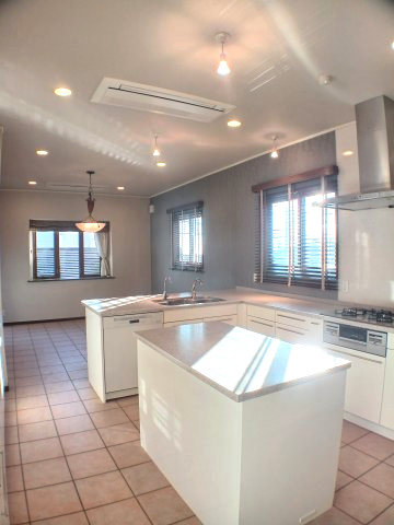 住吉山手戸建のキッチン|アイランドキッチン床暖房付