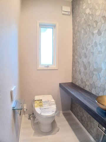 住吉山手戸建のトイレ|広めの洗面カウンター付