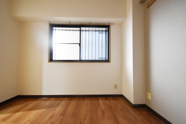 ウエストフィールド里中の洋室