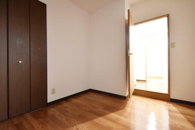 ウエストフィールド里中の洋室