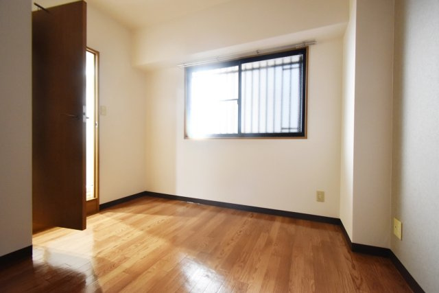 ウエストフィールド里中の洋室