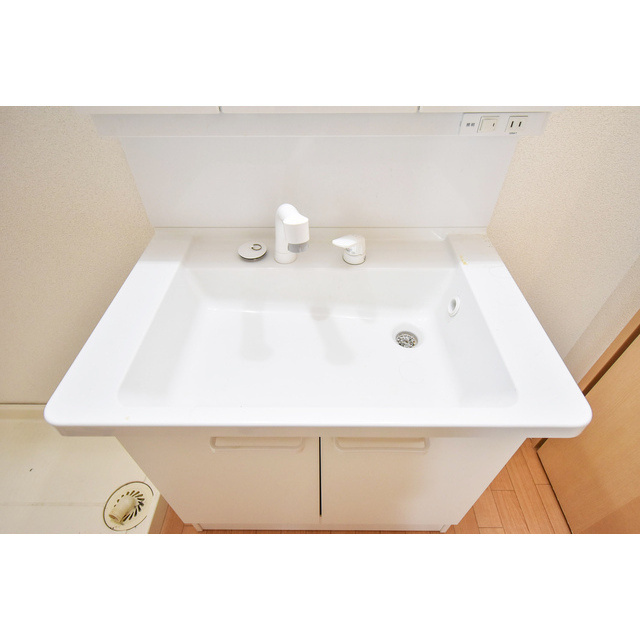 CASSIA江坂の洗面所