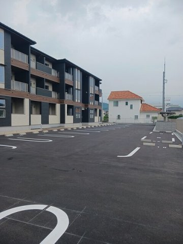 プラージュの駐車場