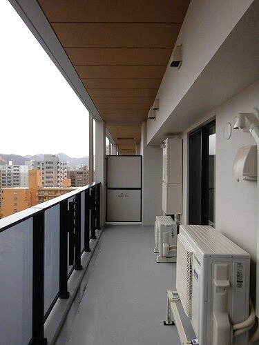 ザ・ライオンズ札幌植物園ＹＡＹＯＩ　ＧＡＲＤＥＮＳのバルコニー