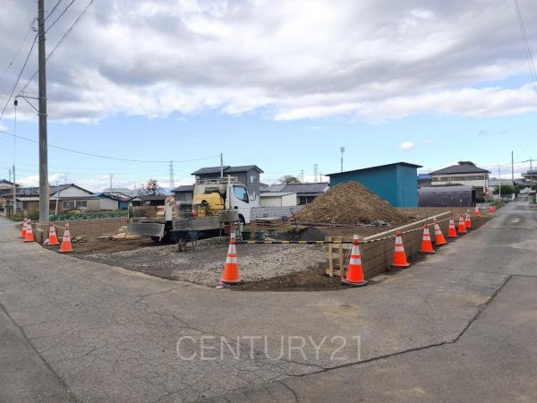 深谷市榛沢新田 1号棟の前面道路含む現地写真