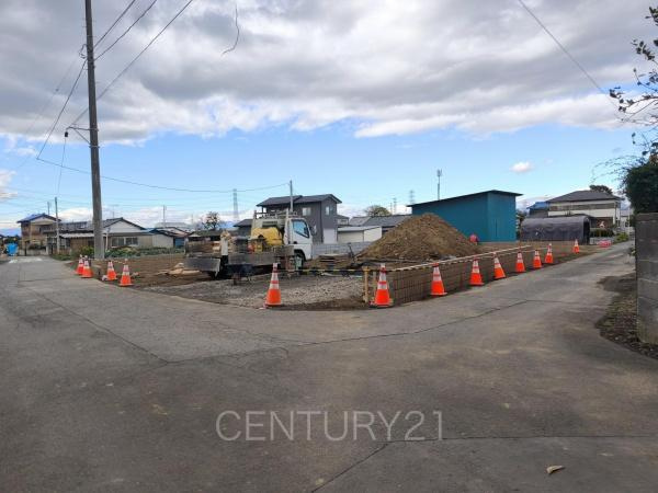 深谷市榛沢新田 1号棟の前面道路含む現地写真