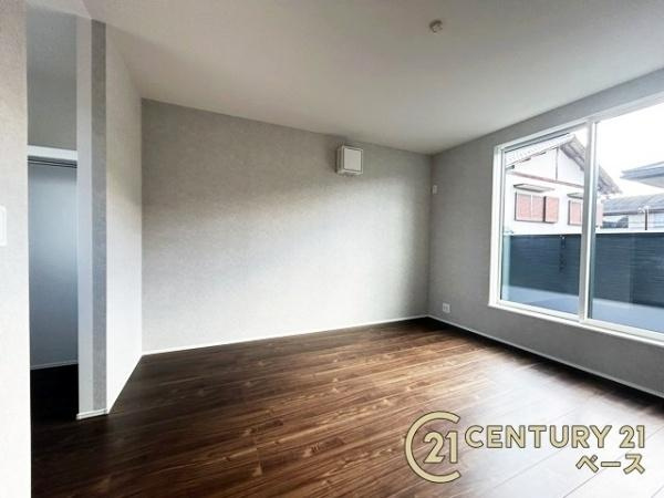 リナージュ萩の台 ／新築一戸建の洋室|■バルコニーに面した開放感のあるお部屋です！