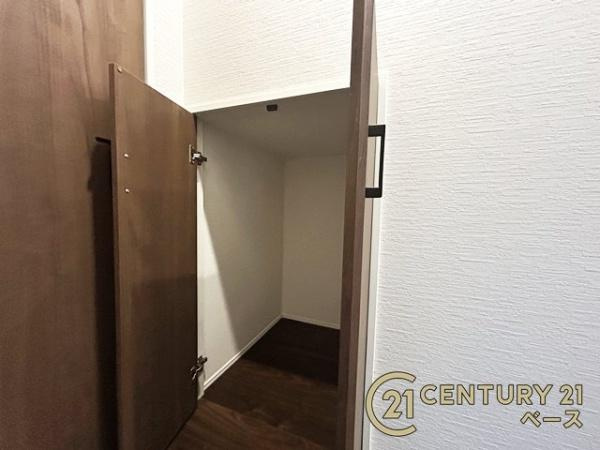 リナージュ萩の台 ／新築一戸建の収納|■廊下に階段下収納があり、たくさん物がしまえます！