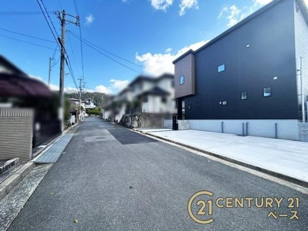 リナージュ萩の台 ／新築一戸建の前面道路含む現地写真|■現地撮影写真■前面道路は広々でお車の出し入れも楽々！