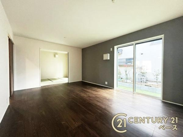 リナージュ萩の台 ／新築一戸建の居間・リビング|■現地撮影写真■ご家族でくつろいでいただける広々したＬＤＫ約１６帖！