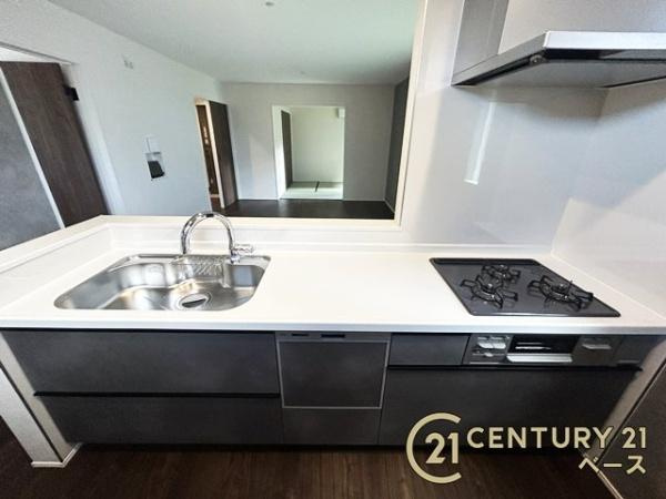 リナージュ萩の台 ／新築一戸建のキッチン|■キッチンパネルは油などの汚れが付着しにくく、毎日のお手入れが簡単なので清潔なキッチンが保てます！■