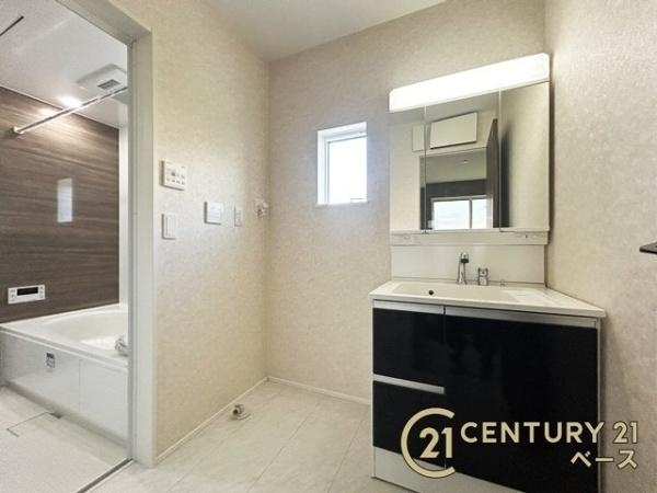 リナージュ萩の台 ／新築一戸建の独立洗面台|■三面鏡タイプのミラーキャビネット！収納スペースも豊富です！■