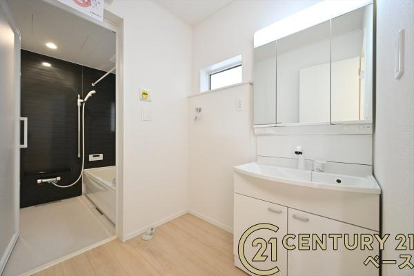 クレイドルガーデン前栽町 １号棟 ／新築一戸建の独立洗面台|■三面鏡タイプのミラーキャビネット！収納スペースも豊富です！■
