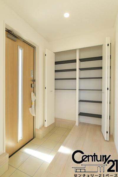 クレイドルガーデン前栽町 １号棟 ／新築一戸建の内観：施工例|■玄関には大容量収納スペースを完備！■