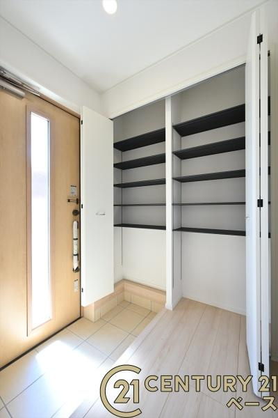 クレイドルガーデン前栽町 １号棟 ／新築一戸建の玄関|■玄関には大容量収納スペースを完備！■