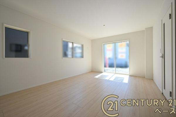 クレイドルガーデン前栽町 １号棟 ／新築一戸建の居間・リビング|■浄水器付きのシステムキッチンです！■