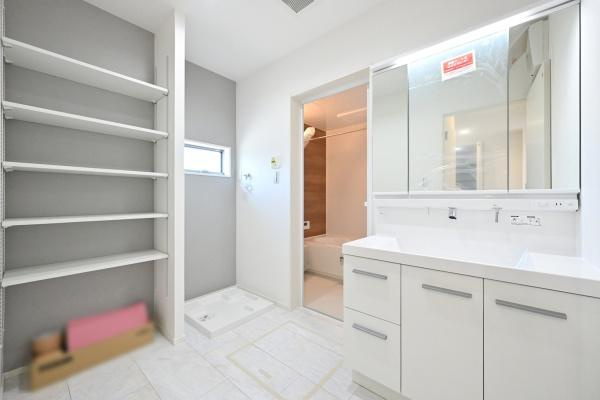 葛城市笛堂 １号地 ／新築一戸建の独立洗面台|■三面鏡タイプのミラーキャビネット！収納スペースも豊富です！■
