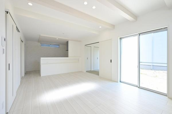 葛城市笛堂 １号地 ／新築一戸建の居間・リビング|■ご家族でくつろいでいただける広々としたリビングです！全窓ペアガラス標準装備！■