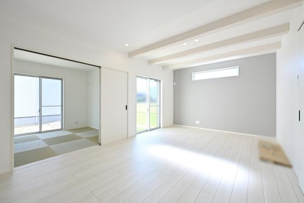 葛城市笛堂 １号地 ／新築一戸建の居間・リビング|■現地撮影写真■暖かみある居心地の良い空間が広がります！