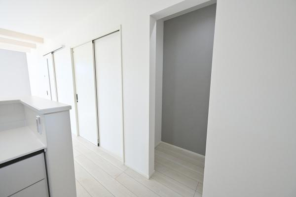 葛城市笛堂 １号地 ／新築一戸建のキッチン|■キッチン横に収納力たっぷりのパントリーがあります！