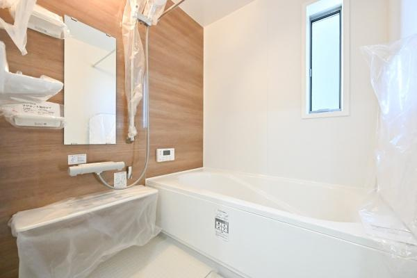 葛城市笛堂 １号地 ／新築一戸建の浴室|■ゆったり１坪サイズの浴室！足を伸ばしての入浴は疲れも癒してくれます！■