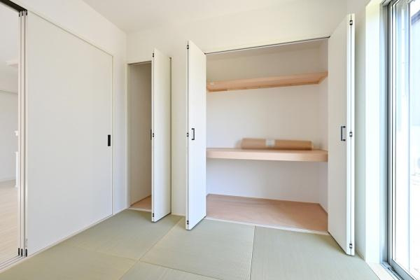 葛城市笛堂 １号地 ／新築一戸建の和室|■現地撮影写真■リビング隣接タイプの和室です！布団なども入る大容量の収納を完備！