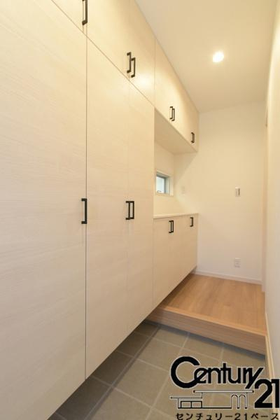 葛城市笛堂 ３号地 ／新築一戸建の内観：施工例|■玄関には大容量収納スペースを完備！■