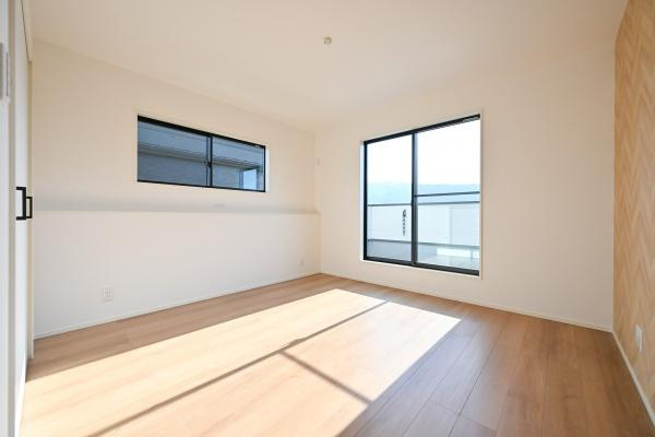 葛城市笛堂 ３号地 ／新築一戸建の洋室|■バルコニーに面した開放感のあるお部屋です！