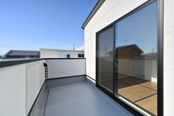 葛城市笛堂 ３号地 ／新築一戸建のバルコニー|■日当たりのよいバルコニー！洗濯物もよく乾きます！■