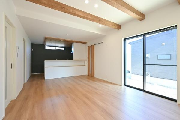 葛城市笛堂 ３号地 ／新築一戸建の居間・リビング|■ご家族でくつろいでいただける広々としたリビングです！全窓ペアガラス標準装備！■