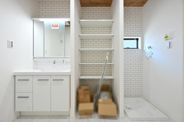 葛城市笛堂 ３号地 ／新築一戸建の独立洗面台|■三面鏡タイプのミラーキャビネット！収納スペースも豊富です！■