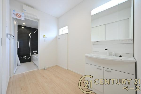 クレイドルガーデン土橋町 ／新築一戸建の独立洗面台|■三面鏡タイプのミラーキャビネット！収納スペースも豊富です！■